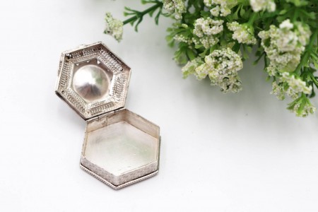 Caixa de comprimidos em prata com flor esculpida em tampa basculante